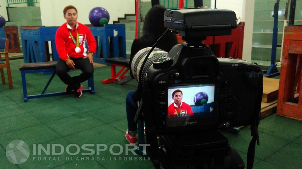 Atlet angkat besi Indonesia peraih perak Olimpiade Rio 2016, Eko Yuli Irawan saat diwawancarai eksklusif oleh INDOSPORT. - INDOSPORT